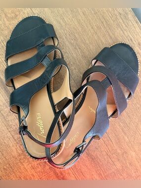 Trotters Black Strappy Low-Heeled Sandals, 9